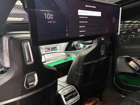 Used 2025 BMW 740i w/ Premium Package image 30