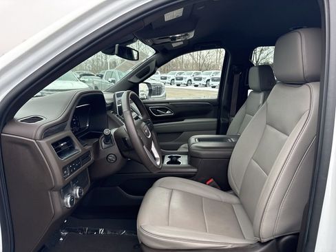 Used 2022 GMC Yukon XL SLT w/ SLT Luxury Package image 9