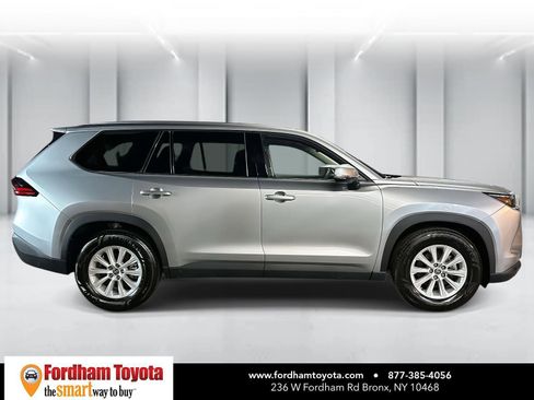 Used 2025 Toyota Grand Highlander AWD image 2