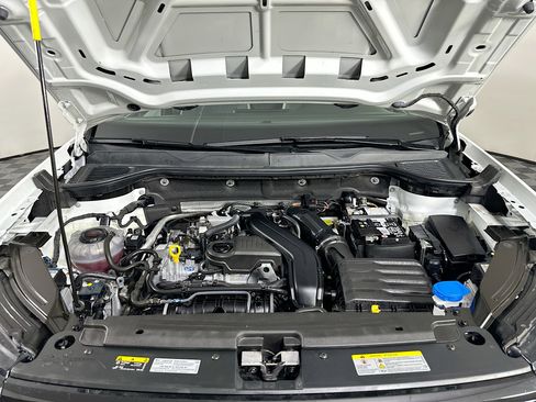 Used 2025 Volkswagen Taos SE image 33