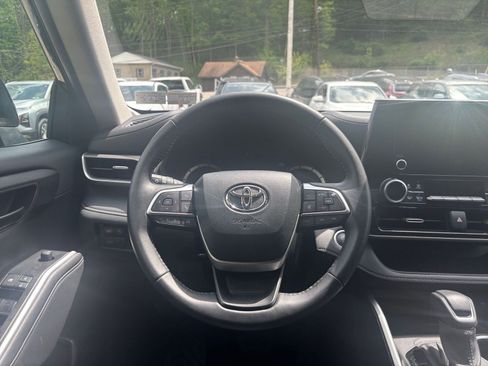 Used 2025 Toyota Highlander LE FWD image 38