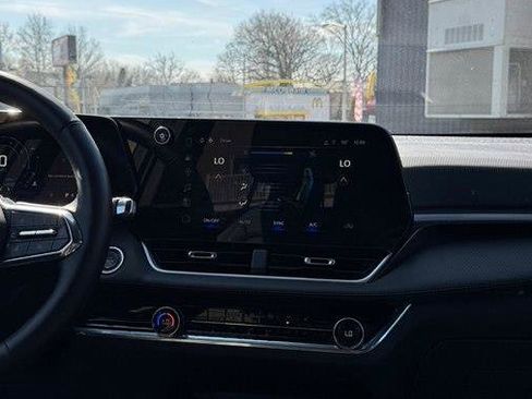 Used 2025 Chevrolet Equinox LT w/ Convenience Package II image 11