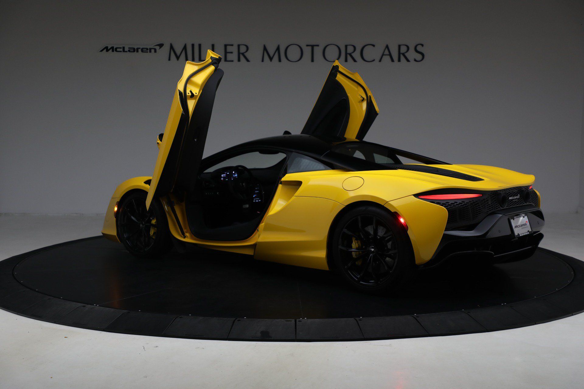Used 2024 McLaren Artura RWD image 16