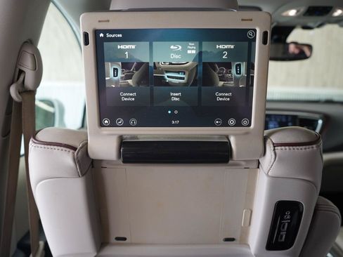 Used 2017 Chrysler Pacifica Limited w/ UConnect Theater Package FWD image 32