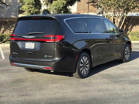 Used 2024 Chrysler Pacifica Select image 4