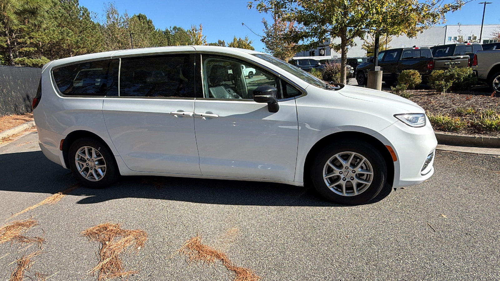 Used 2024 Chrysler Pacifica Touring-L FWD image 7