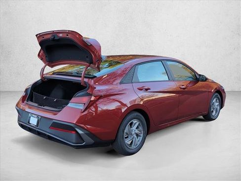 New 2026 Hyundai Elantra SE image 2