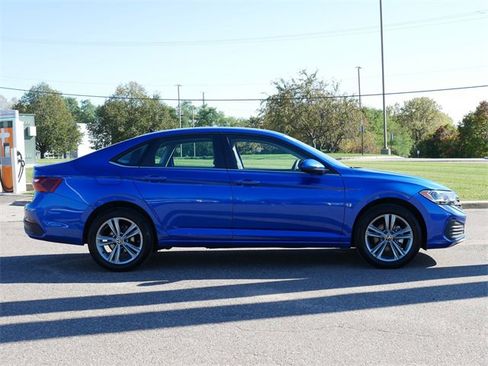 Certified 2024 Volkswagen Jetta SE image 9