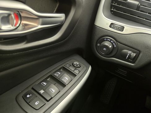 Used 2022 Jeep Cherokee Latitude w/ Sun & Sound Group AWD/4WD image 29