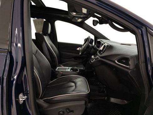 Used 2018 Chrysler Pacifica Limited FWD image 14