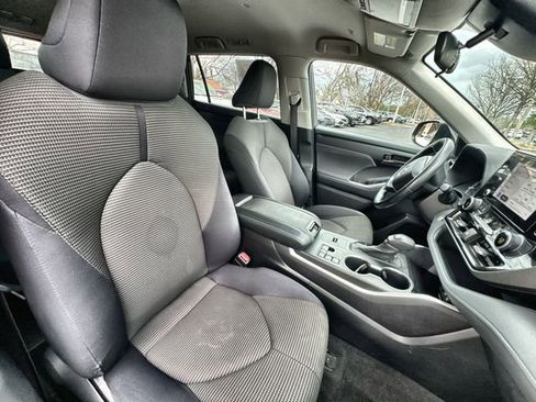 Used 2024 Toyota Highlander LE image 33
