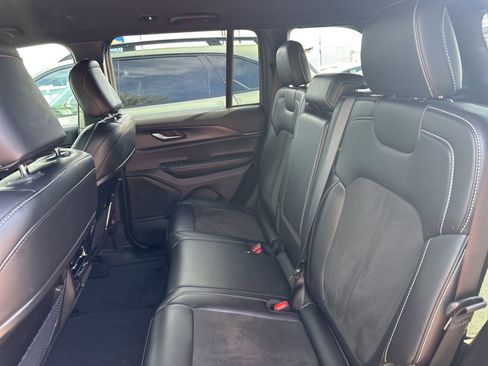 Used 2025 Jeep Grand Cherokee Altitude AWD/4WD image 12