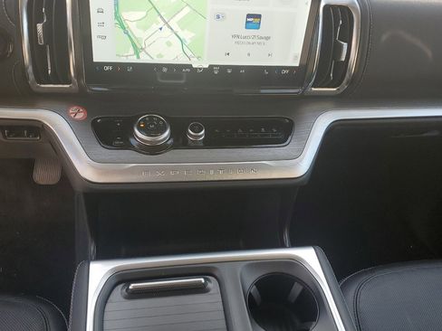 Used 2025 Ford Expedition Max Platinum image 9