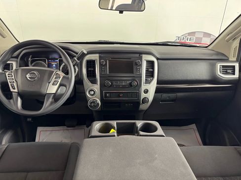 Used 2019 Nissan Titan SV image 11