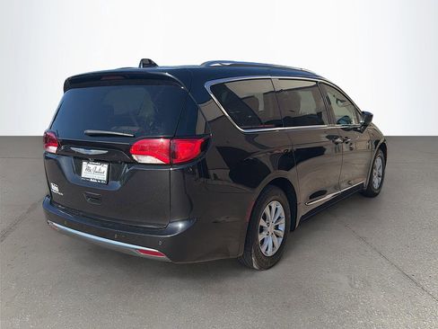 Used 2018 Chrysler Pacifica Touring-L Plus FWD image 4