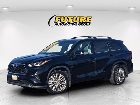 Used 2023 Toyota Highlander Platinum image 10