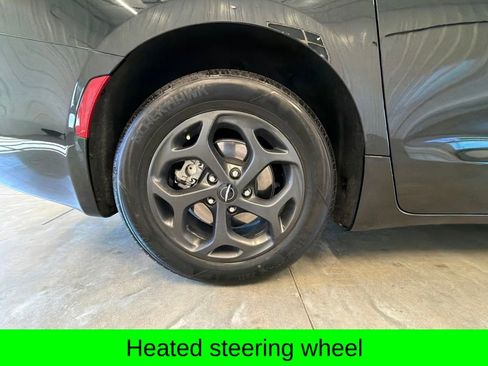 Used 2022 Chrysler Pacifica Touring-L w/ Uconnect Theater Family Group FWD image 14