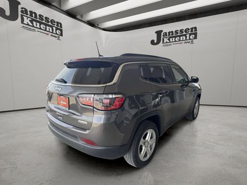 Used 2023 Jeep Compass Latitude w/ Convenience Group AWD/4WD image 3