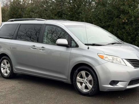 Used 2014 Toyota Sienna LE image 9