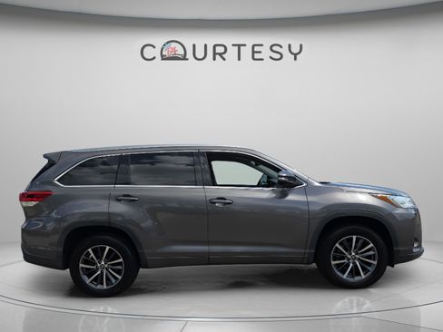 Used 2018 Toyota Highlander XLE image 6