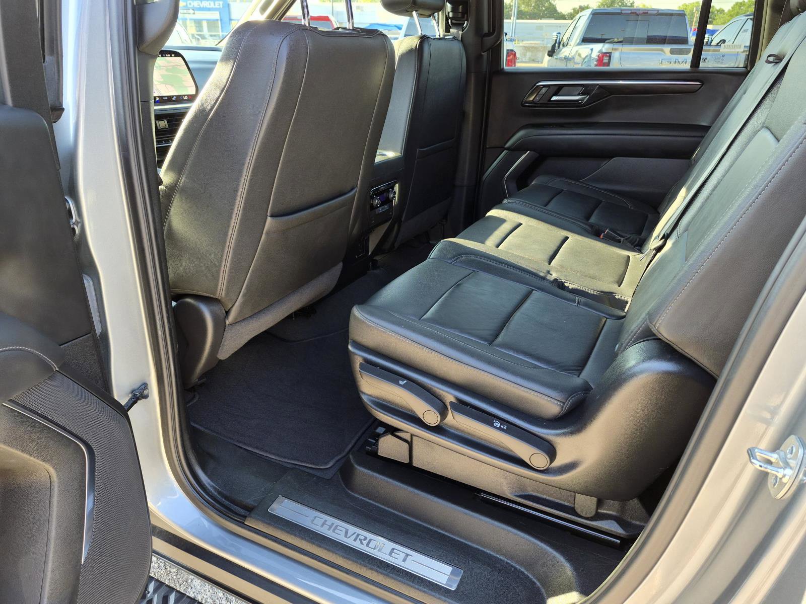Used 2025 Chevrolet Suburban Z71 AWD/4WD image 4