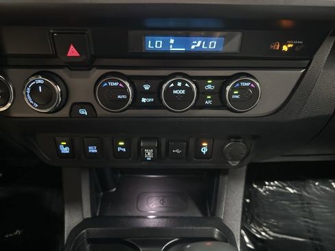 Used 2021 Toyota Tacoma TRD Off-Road w/ Technology Package AWD/4WD image 27