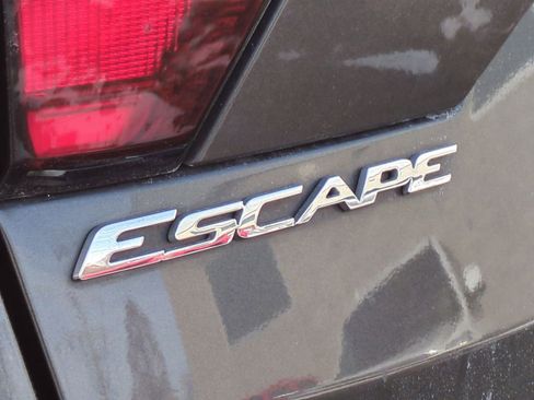 Used 2019 Ford Escape SEL image 16