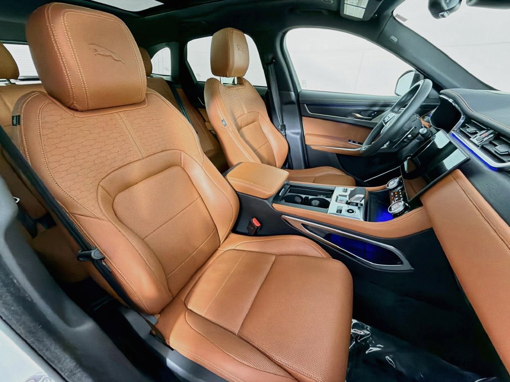 Certified 2025 Jaguar F-PACE R-Dynamic S AWD/4WD image 31