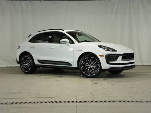 Certified 2025 Porsche Macan AWD/4WD image 9