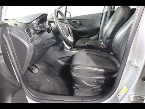 Used 2020 Chevrolet Trax LT w/ LT Convenience Package image 22