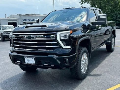 Used 2024 Chevrolet Silverado 2500 LT w/ Midnight Edition AWD/4WD image 8