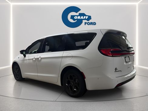 Used 2024 Chrysler Pacifica Limited FWD image 10