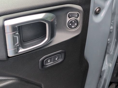 Used 2025 Jeep Gladiator Mojave w/ Convenience Group AWD/4WD image 18