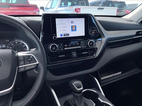 Used 2025 Toyota Highlander LE image 7