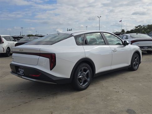 New 2025 Kia K4 LXS image 8