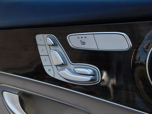 Used 2019 Mercedes-Benz GLC 300 4MATIC w/ Parking Assistance Package image 30