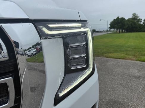 Used 2024 GMC Yukon SLT w/ SLT Premium Package AWD/4WD image 9