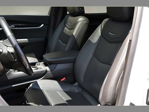 Used 2023 Cadillac XT6 Premium Luxury w/ Technology Package AWD/4WD image 13