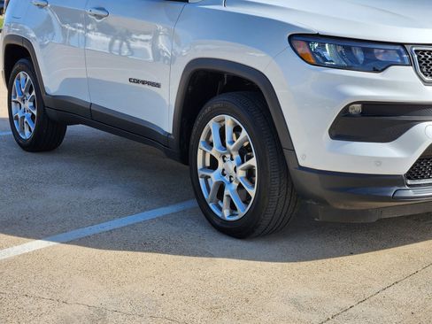 Used 2024 Jeep Compass Latitude w/ Sun and Sound Group image 11