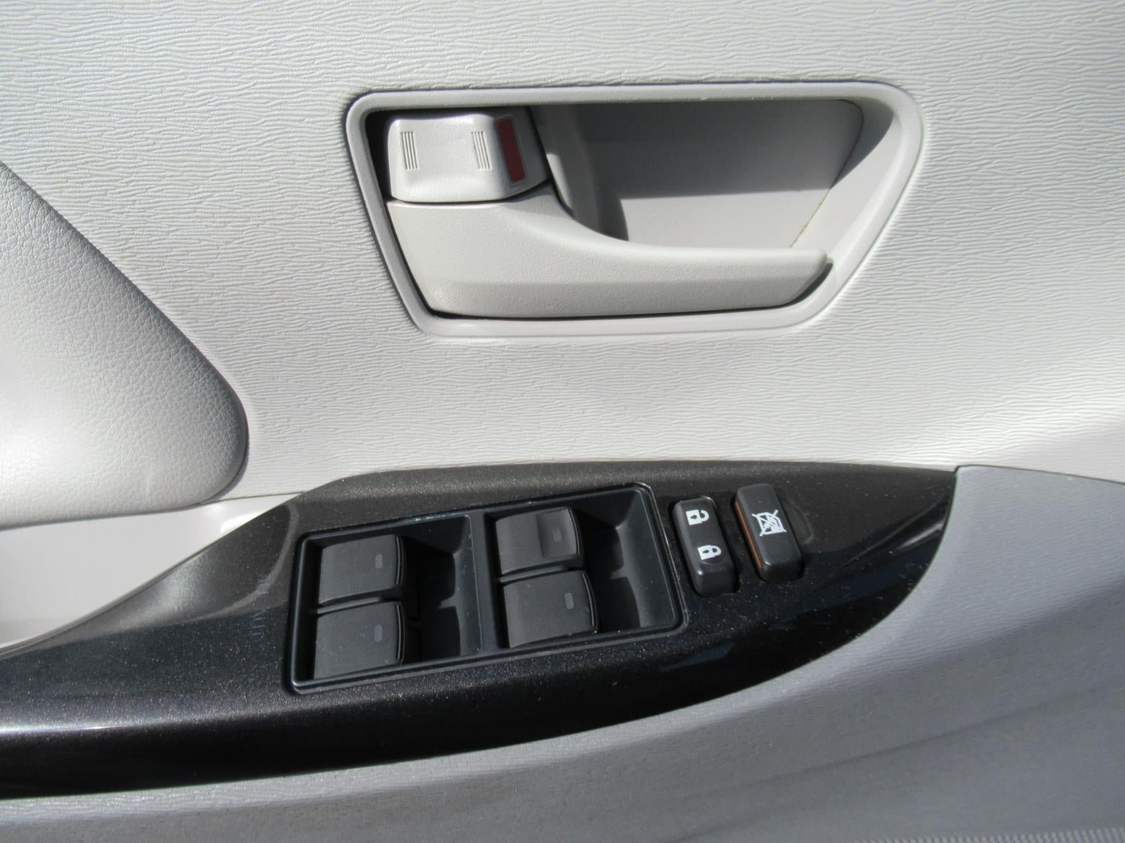 Used 2011 Toyota Sienna LE FWD image 22