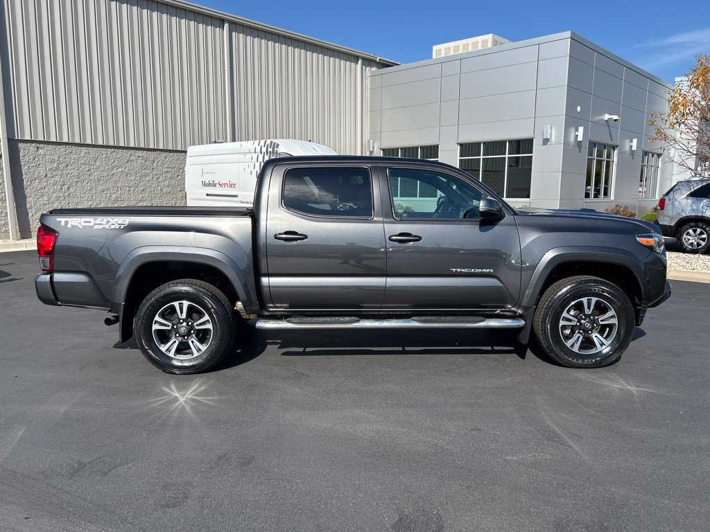 Used 2016 Toyota Tacoma TRD Sport w/ Towing Package AWD/4WD image 5