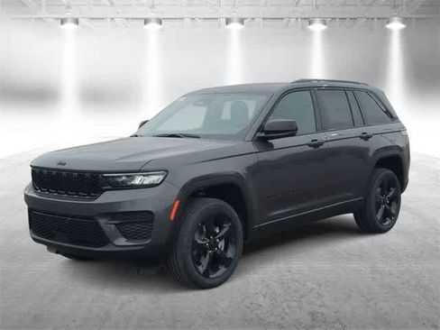 New 2025 Jeep Grand Cherokee Altitude image 4