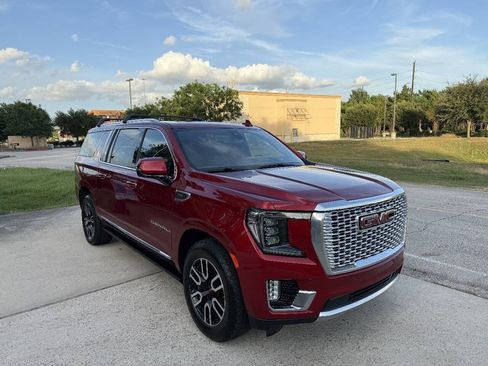 Used 2022 GMC Yukon XL Denali AWD/4WD image 4