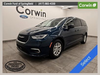 Used 2025 Chrysler Pacifica Select