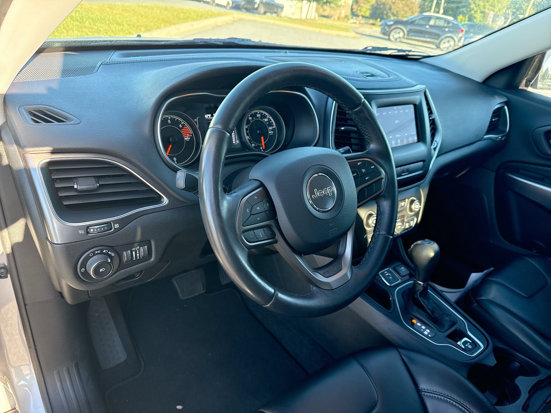 Used 2019 Jeep Cherokee Latitude Plus FWD image 34