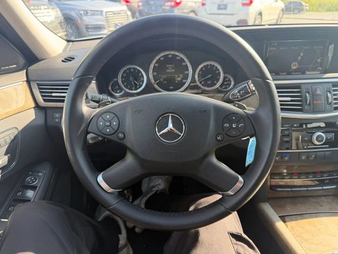 Used 2011 Mercedes-Benz E 550 4MATIC Sedan image 25