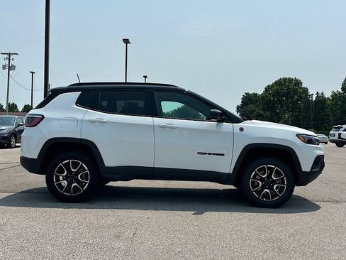 Used 2025 Jeep Compass Trailhawk AWD/4WD image 8