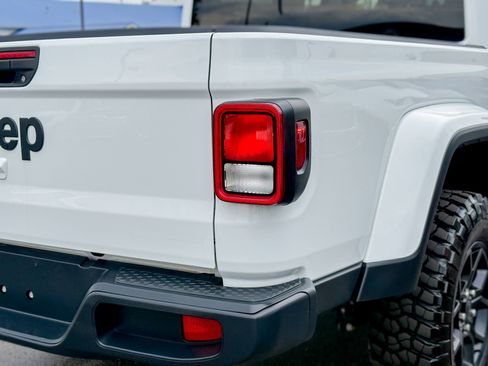 Used 2025 Jeep Gladiator Sport AWD/4WD image 21