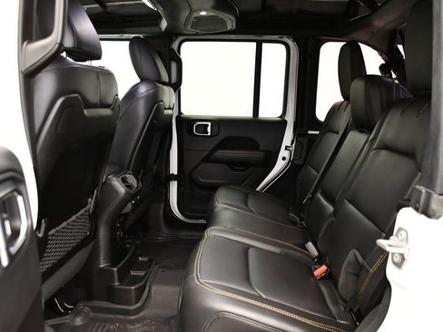 Used 2025 Jeep Wrangler Sahara image 38