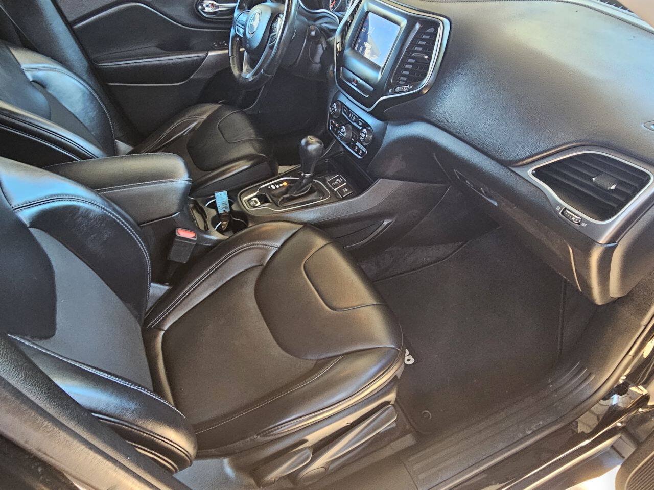 Used 2019 Jeep Cherokee Latitude Plus w/ Comfort/Convenience Group FWD image 10